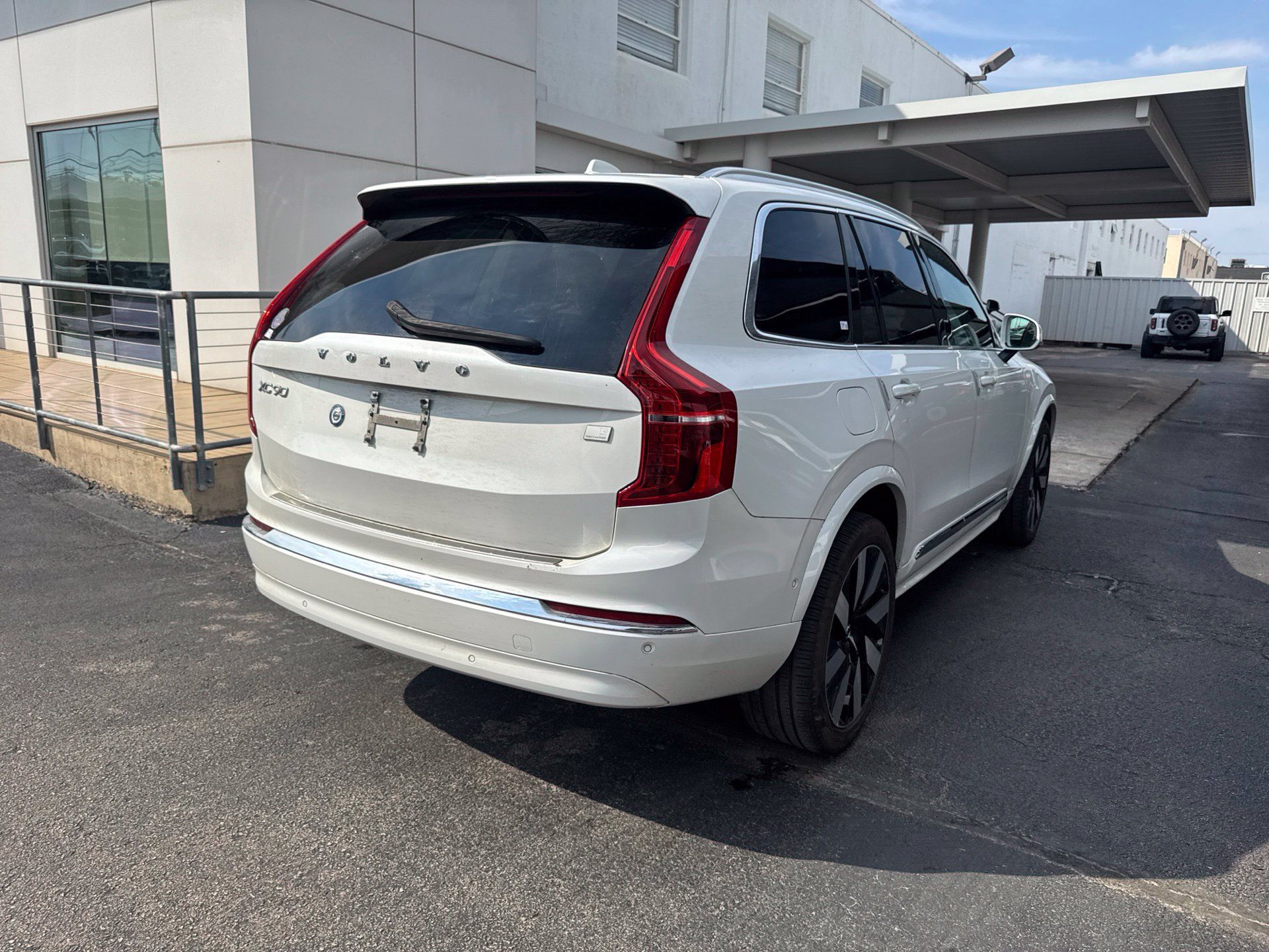 Used 2024 Volvo XC90 T8 Plus w/ Protection Package Premier AWD/4WD image 6