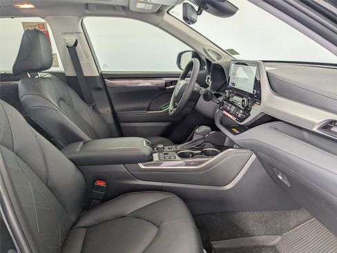 New 2026 Toyota Highlander Platinum image 23