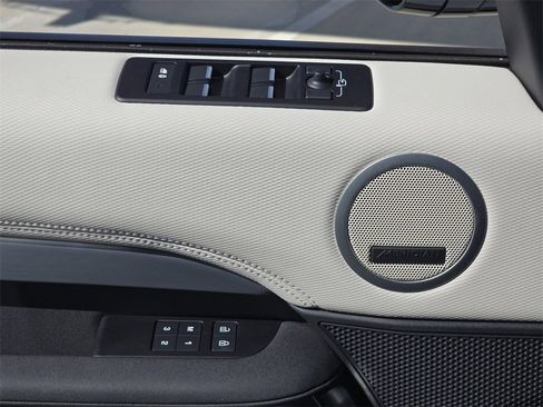 Used 2025 Land Rover Discovery Dynamic SE image 30