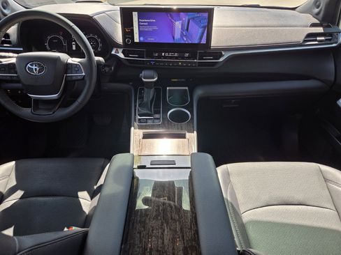 Used 2025 Toyota Sienna Platinum image 8