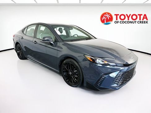 Used 2025 Toyota Camry SE FWD image 1