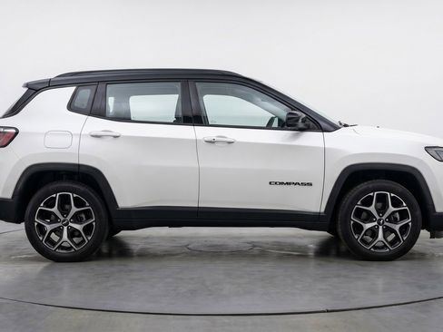 Used 2025 Jeep Compass Limited image 9