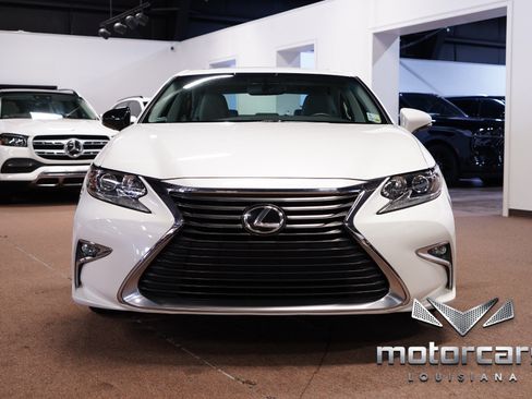 Used 2016 Lexus ES 350 w/ Accessory Package FWD image 2