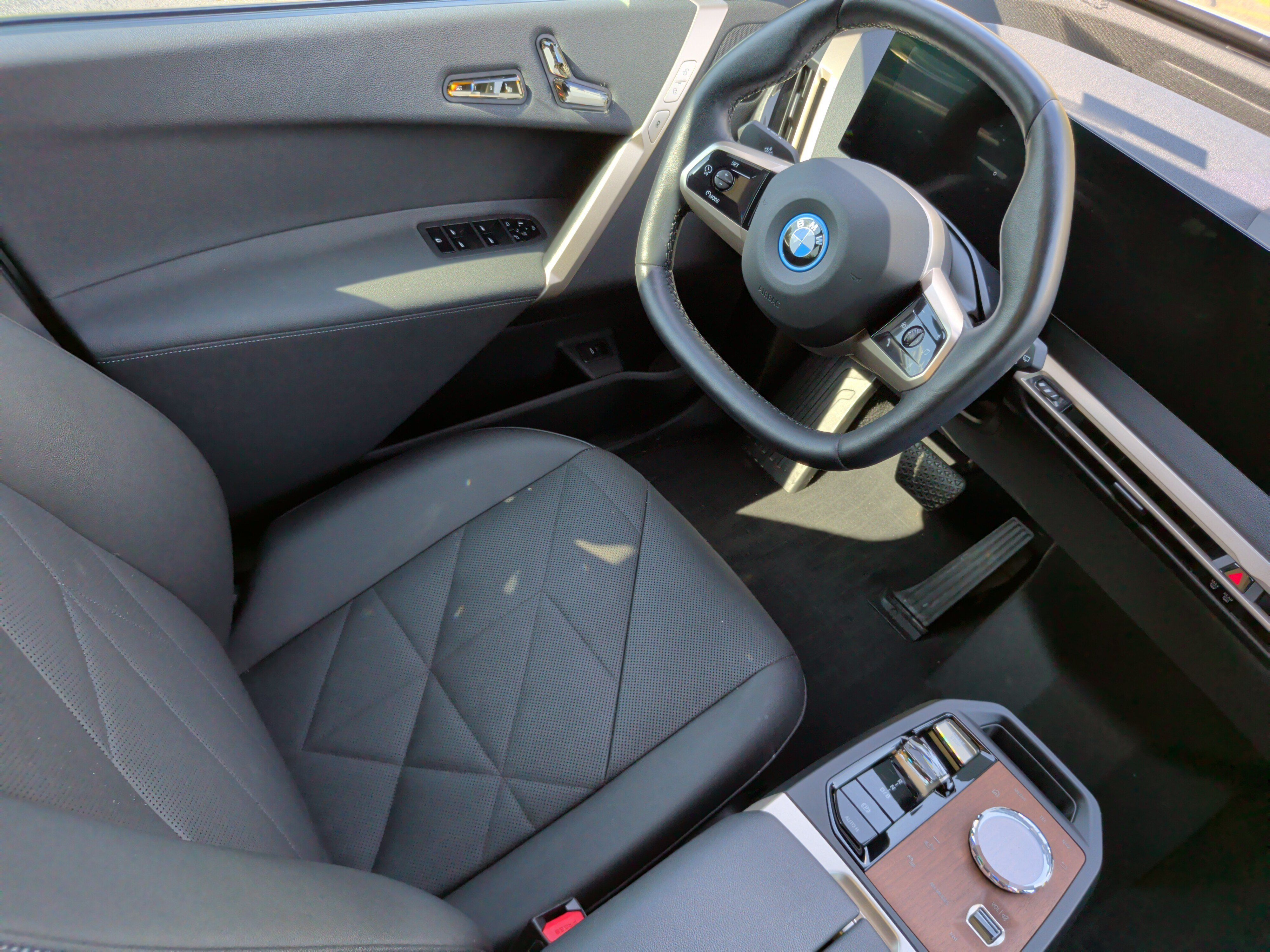 Certified 2024 BMW iX xDrive50 w/ Premium Package AWD/4WD image 35