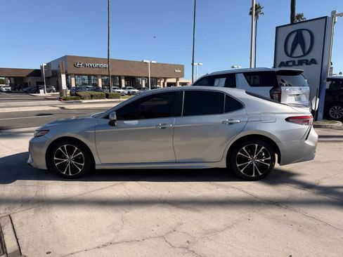 Used 2018 Toyota Camry SE FWD image 2