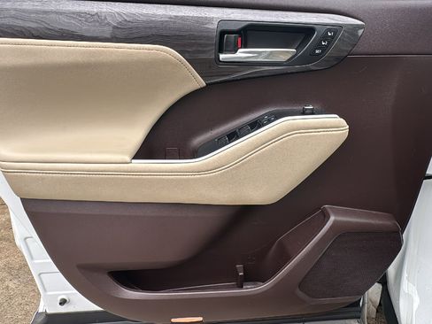 Used 2022 Toyota Highlander Platinum image 12