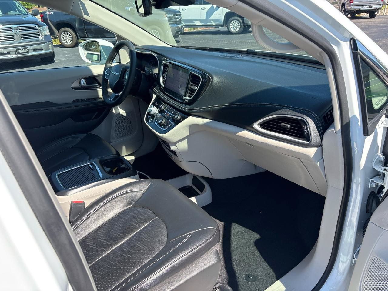 Used 2022 Chrysler Pacifica Touring-L FWD image 38