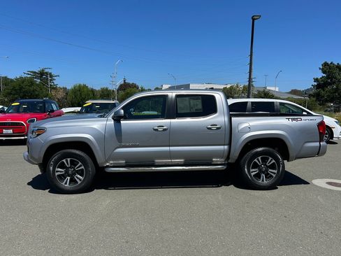 Used 2019 Toyota Tacoma TRD Sport w/ Technology Package RWD image 2