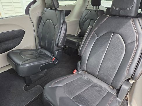 Used 2017 Chrysler Pacifica Touring-L Plus w/ Tire & Wheel Group FWD image 13