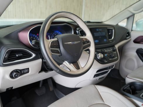Used 2017 Chrysler Pacifica Limited w/ UConnect Theater Package FWD image 11