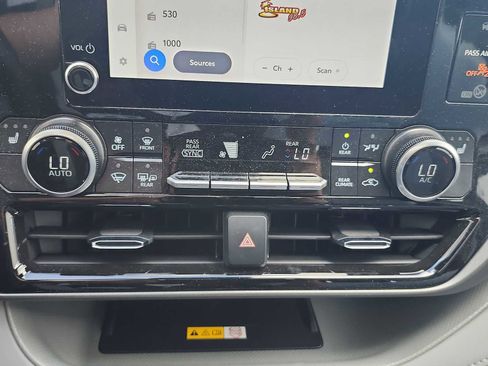 Used 2025 Toyota Highlander XLE image 19