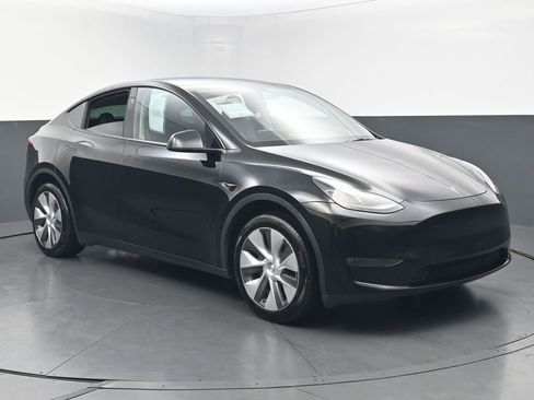 Used 2024 Tesla Model Y Long Range AWD/4WD image 2