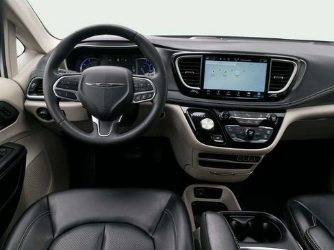 Used 2023 Chrysler Pacifica Touring-L FWD image 27