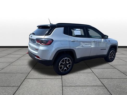 Used 2025 Jeep Compass Trailhawk AWD/4WD image 5