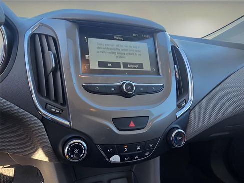 Used 2017 Chevrolet Cruze LT image 21