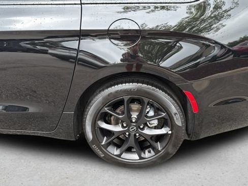 Used 2026 Chrysler Pacifica Limited w/ S Appearance Package FWD image 39