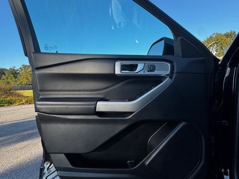 Used 2022 Ford Explorer Limited w/ Equipment Group 301A image 9