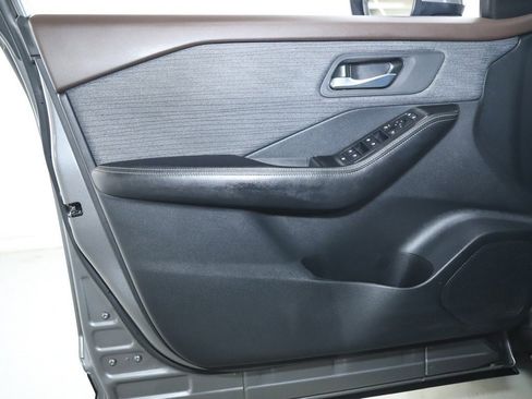 Used 2023 Nissan Rogue SV image 15