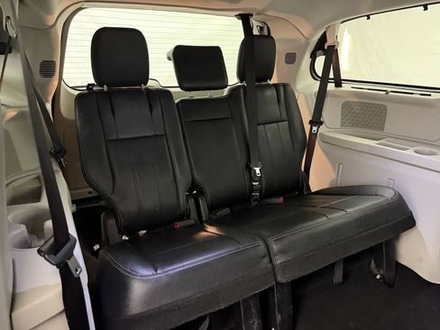 Used 2013 Chrysler Town & Country Touring-L w/ Driver Convenience Group FWD image 27