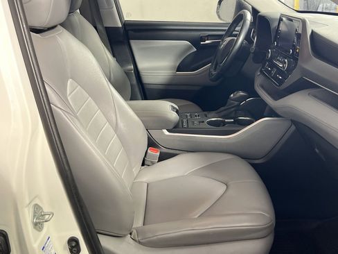 Used 2021 Toyota Highlander XLE image 28