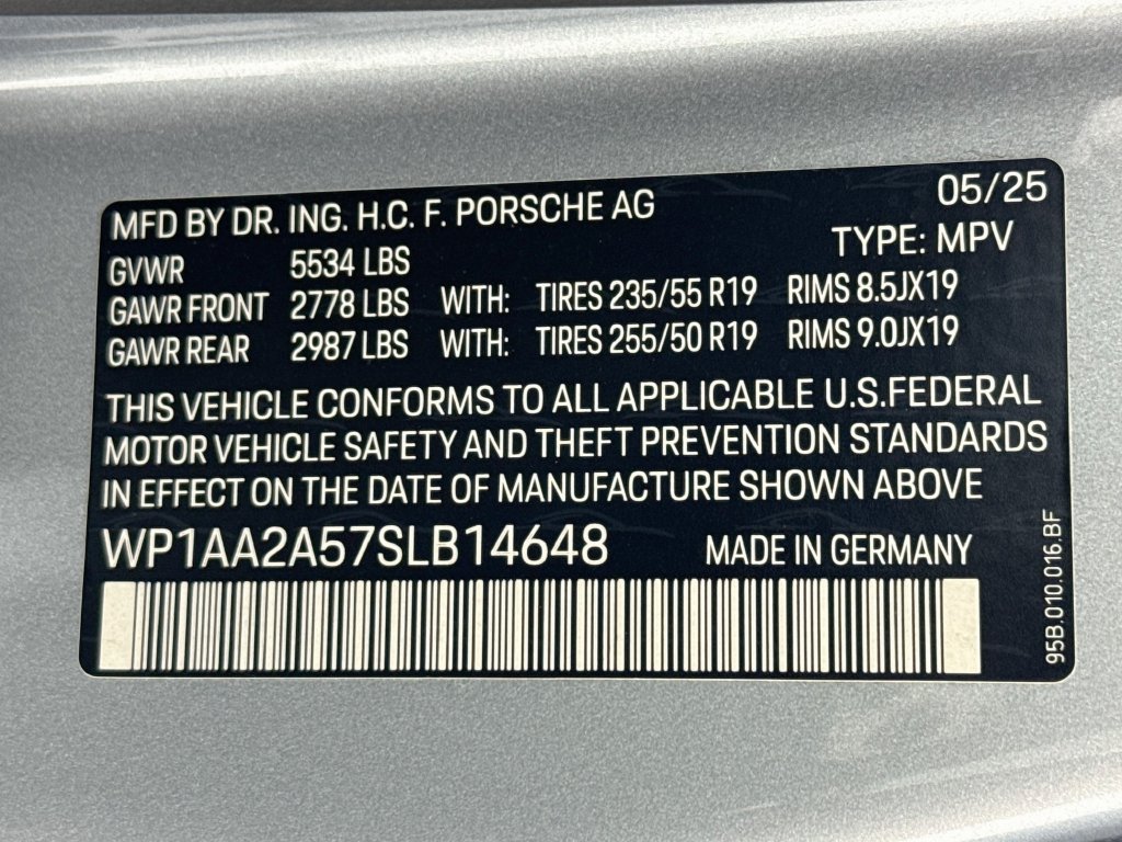 Certified 2025 Porsche Macan AWD/4WD image 34