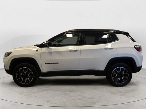 Used 2025 Jeep Compass Trailhawk AWD/4WD image 2
