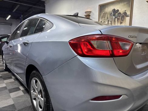 Used 2017 Chevrolet Cruze LS FWD image 9