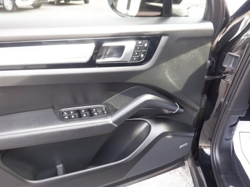 Used 2023 Porsche Cayenne Platinum Edition image 16