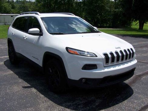 Used 2017 Jeep Cherokee Latitude w/ Trailer Tow Group AWD/4WD image 3