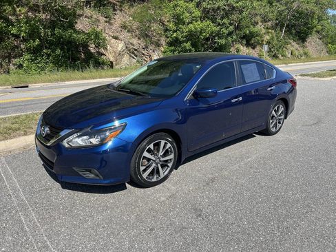 Used 2017 Nissan Altima 2.5 SR w/ LED Appearance Package FWD image 2
