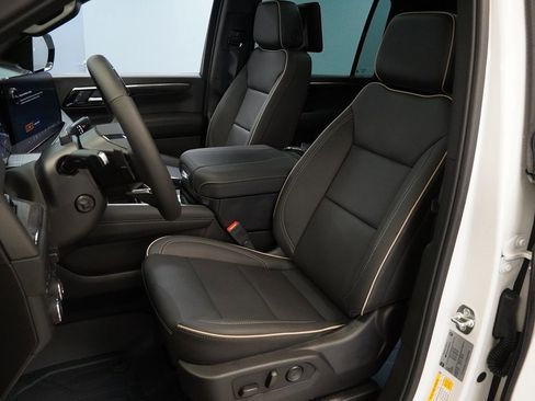 New 2025 Chevrolet Suburban Premier image 3