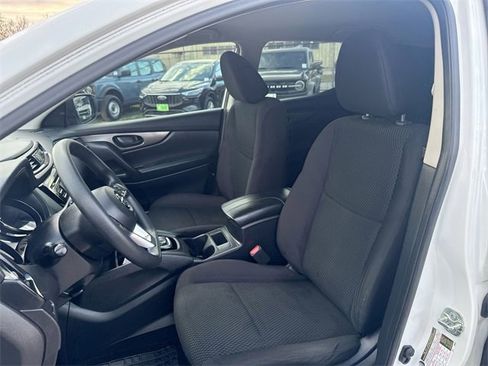 Used 2018 Nissan Rogue Sport S image 17