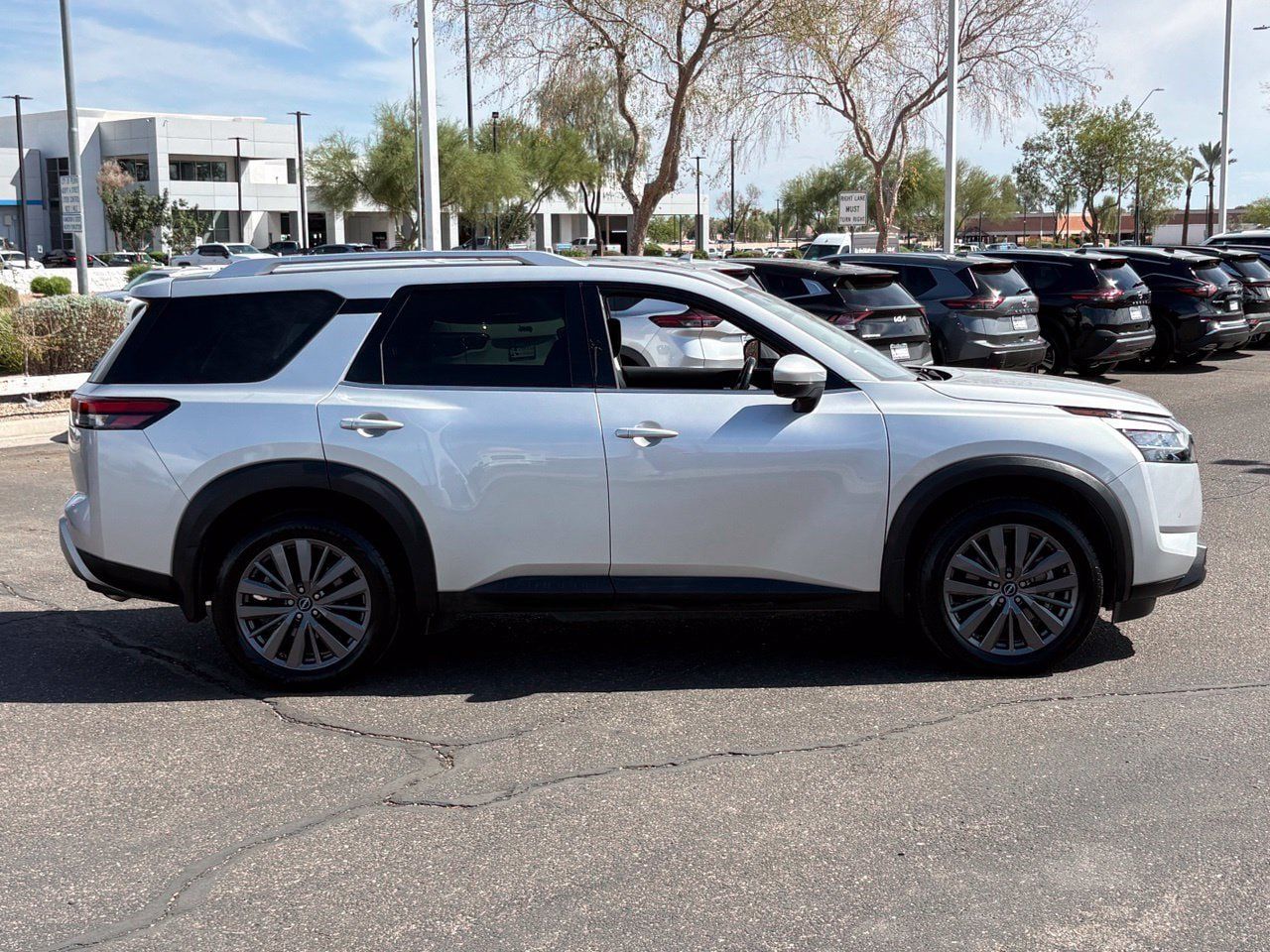 Certified 2022 Nissan Pathfinder SL w/ SL Premium Package FWD image 7