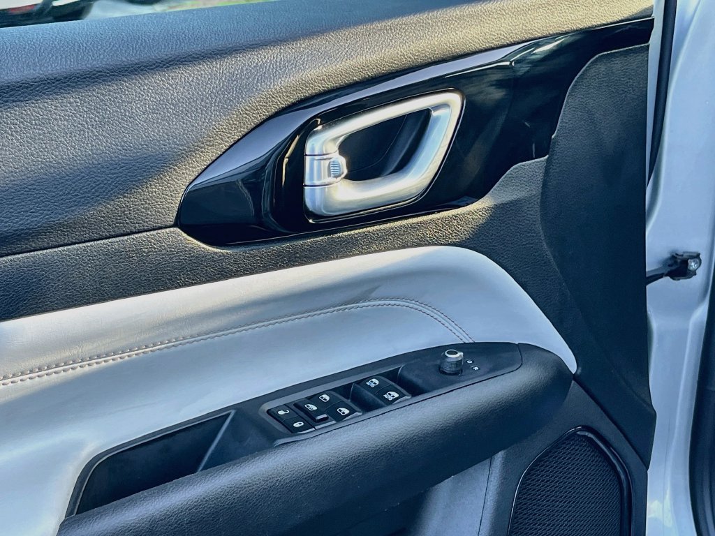 Used 2025 Jeep Compass Limited AWD/4WD image 17