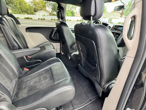 Used 2017 Dodge Grand Caravan SXT image 17
