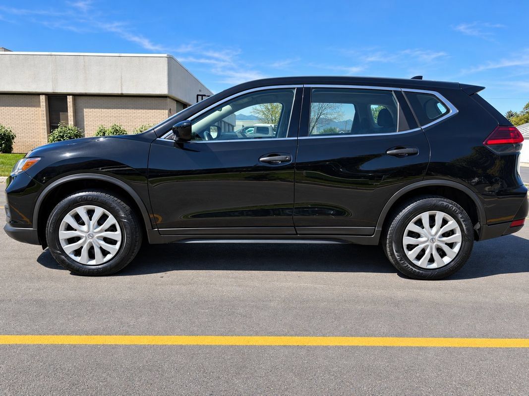 Used 2017 Nissan Rogue S AWD/4WD image 2