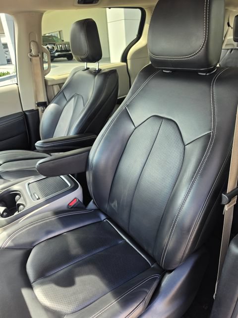 Used 2023 Chrysler Pacifica Touring-L FWD image 14
