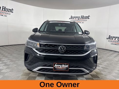 Used 2023 Volkswagen Taos SE w/ Panoramic Sunroof Package AWD/4WD image 3