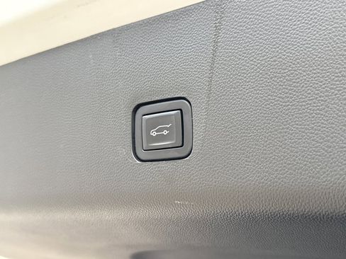 Used 2022 Chevrolet Traverse Premier image 8