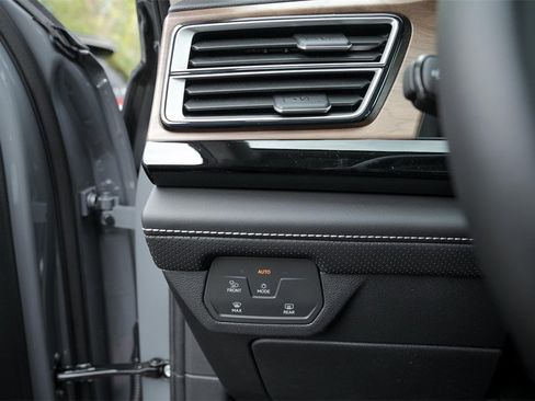 New 2026 Volkswagen Atlas SE image 16