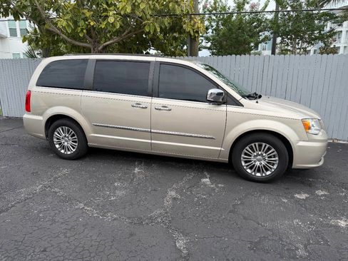 Used 2015 Chrysler Town & Country Touring-L w/ Driver Convenience Group FWD image 2