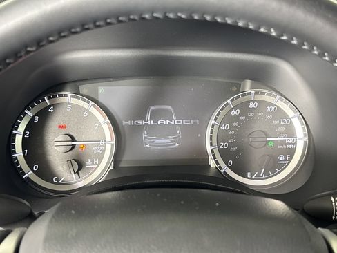 Used 2023 Toyota Highlander LE FWD image 24