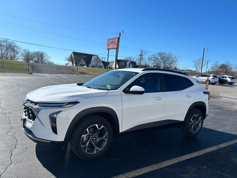 Used 2025 Chevrolet Trax LT w/ Driver Confidence Package image 25