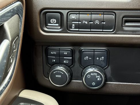 Used 2024 Chevrolet Suburban LT image 35