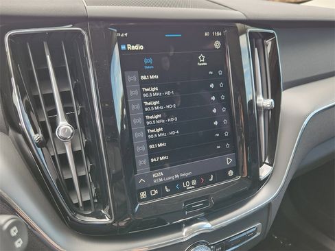 Used 2025 Volvo XC60 B5 Core image 12