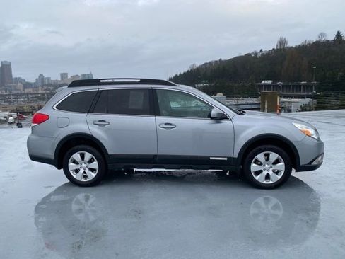 Used 2010 Subaru Outback 2.5i Premium image 2