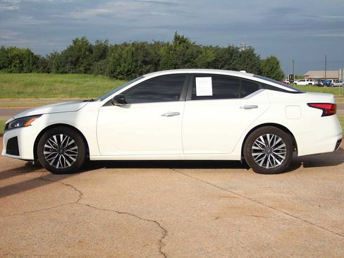 Used 2025 Nissan Altima 2.5 SV FWD image 6