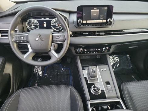 Used 2025 Mitsubishi Outlander ES image 16