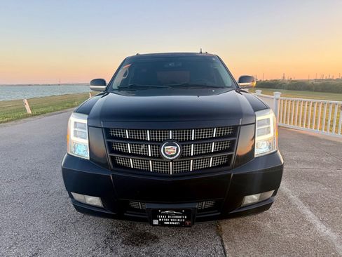 Used 2014 Cadillac Escalade ESV Premium image 2