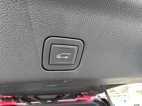 Used 2024 GMC Yukon SLT w/ SLT Luxury Package image 12